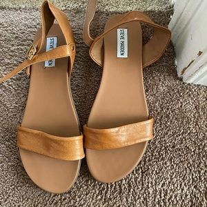 **New * Women’s Steve Madden leather sandal